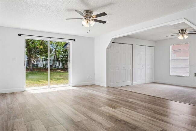 Foto del edificio - 9007 Tree Valley Cir