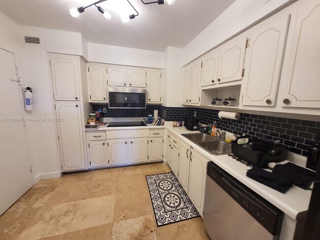 Building Photo - 9225 Collins Ave