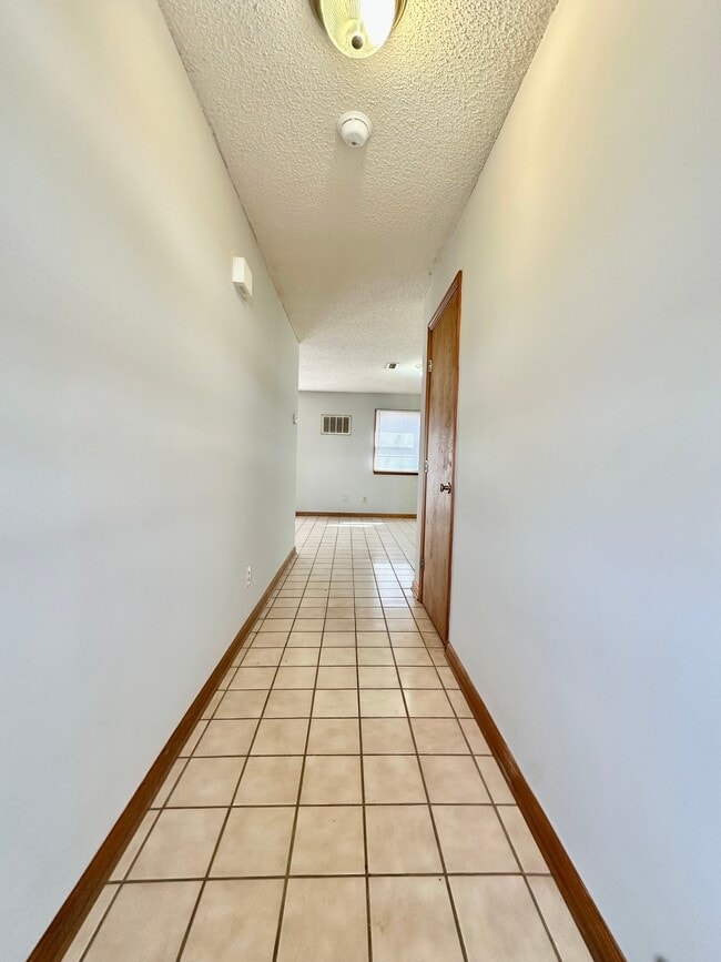Building Photo - 107 Mountain View Dr