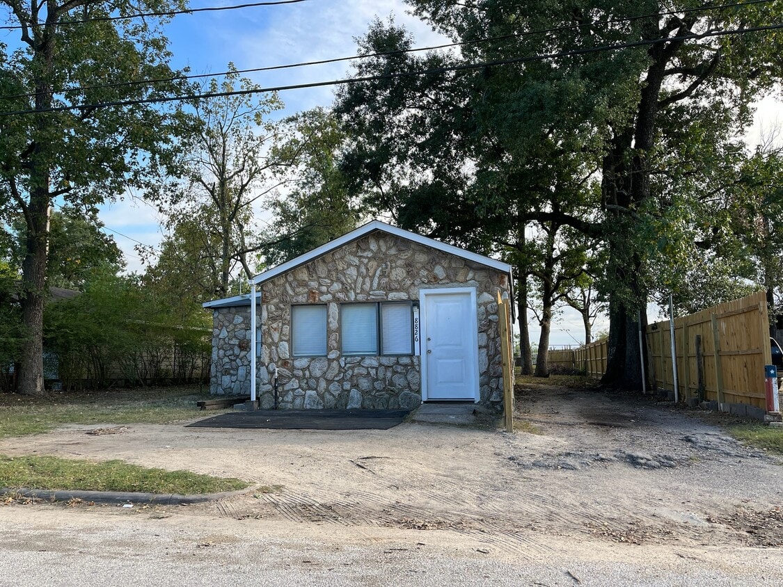 Photo - 8826 Crestview Dr (Houston, TX)