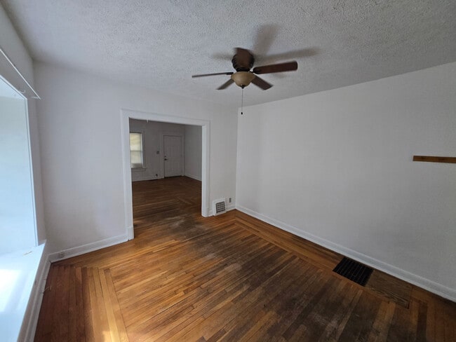 Foto del edificio - 1047 Murray Ave