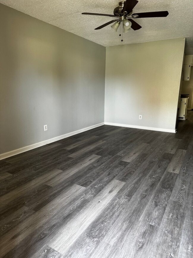 Building Photo - Charming 2/2 Condo Blocks from Baylor Campus!