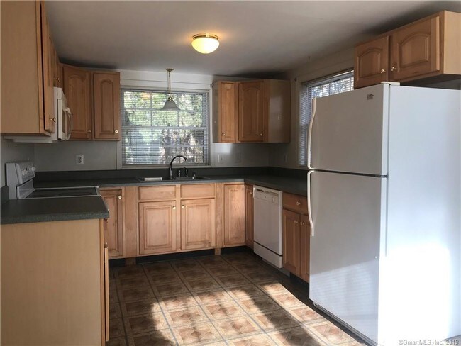 Building Photo - 484 Long Hill Rd