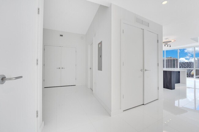 Foto del edificio - 851 NE 1st Ave