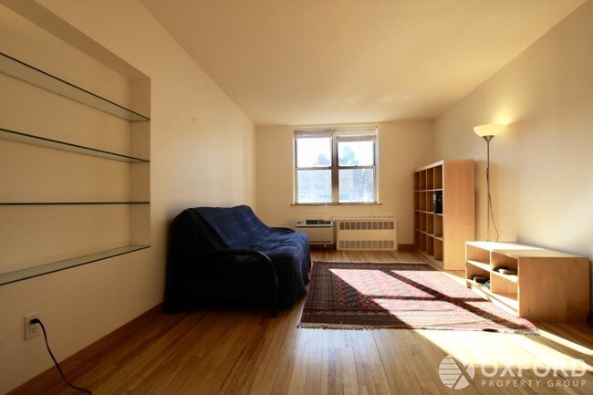 Building Photo - 166 W 76th St