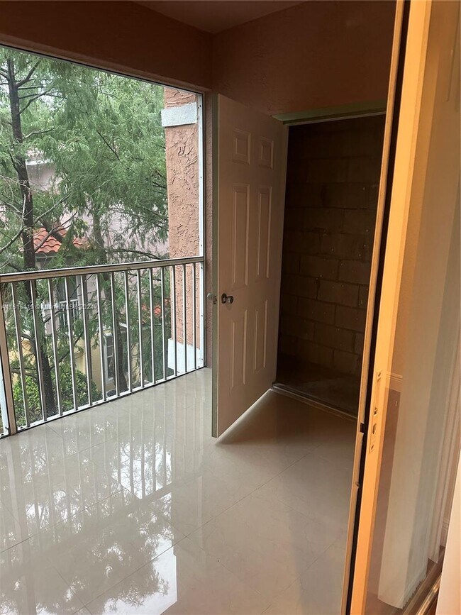 Foto del edificio - 6684 W Sample Rd