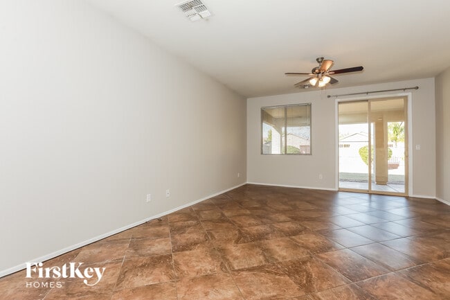 Foto del edificio - 4954 E Odessa Dr