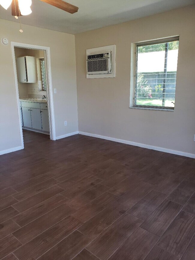 Foto del edificio - 2 Bed 1 Bath Home Pet Friendly 1ST MONTH F...