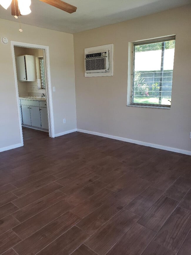 Building Photo - 2 Bed 1 Bath Home | Pet Friendly | Washer ...