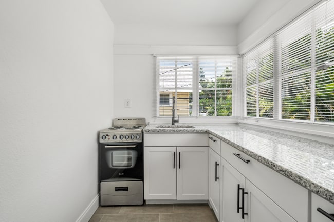 Building Photo - 919 16th Ave N