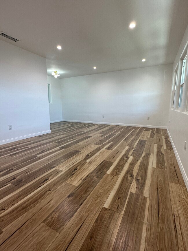 Living Roomy the - 5514 Spokane St