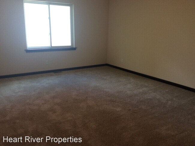 Building Photo - 4 br, 2.5 bath House - 831 10th St E