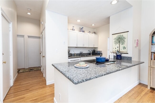 Foto del edificio - 214 W Canton St