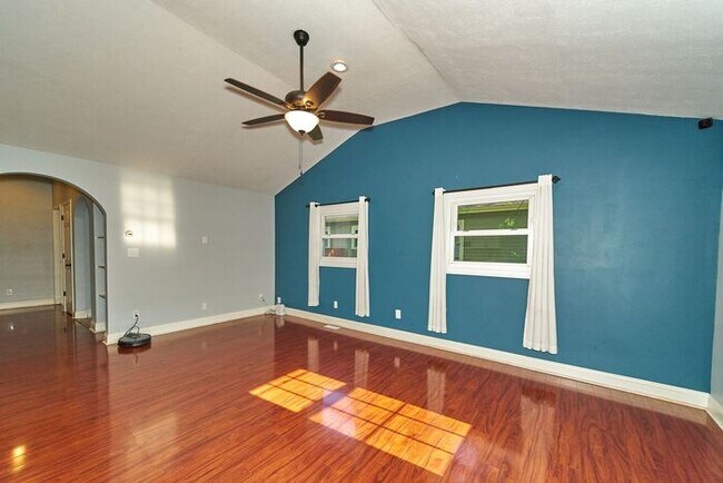 Building Photo - Charming 2 Bed Bungalow in Great SoBro Location!
