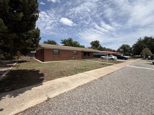 Building Photo - 609 S Plains Park Dr
