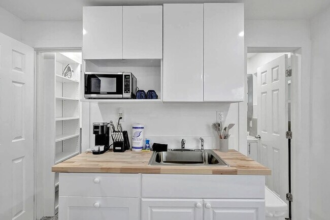 Foto del edificio - 906 N Riverside Dr