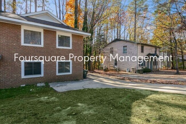 Building Photo - Comfortable 3-Bedroom Multi-Family Home with Open Floor Plan, Hard-Surface Flooring & Private Par...