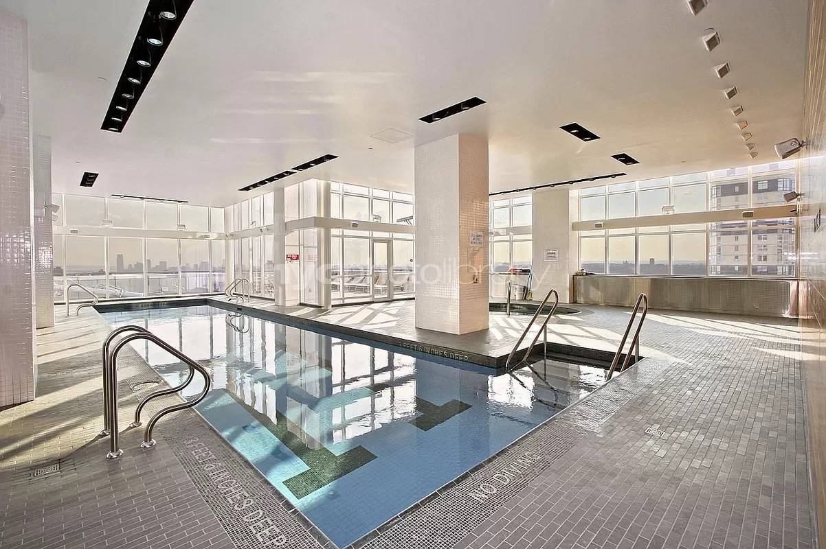 Foto principal - 350 W 42nd St