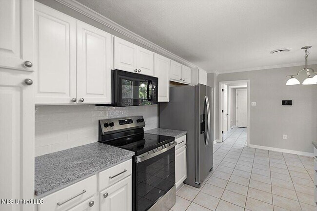 Building Photo - 36 Pebble Hill Dr