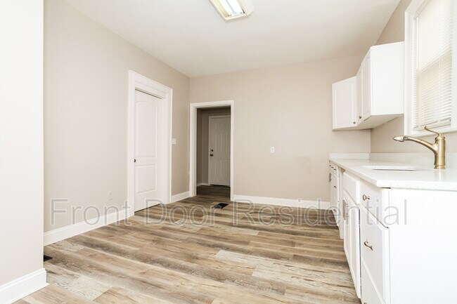 Foto del edificio - 5325 Rolston Ave