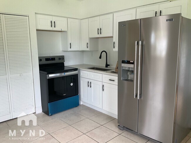 Foto del edificio - 7563 Meadowlawn Dr N