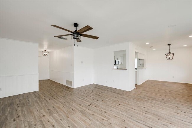 Foto del edificio - 6705 Lancret Hill Dr