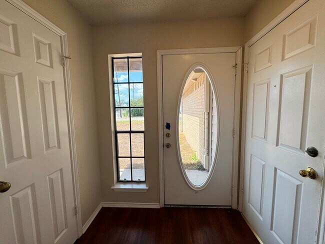 Foto del edificio - 8700 Clearbrook Trail