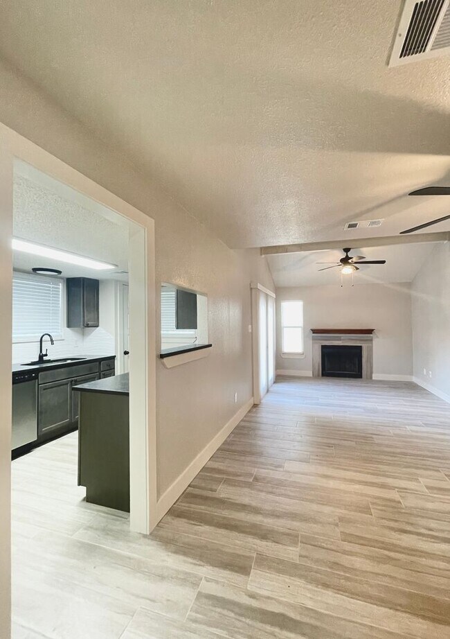 Building Photo - Location, Location, Location & Beautifully Renovated in 2023 2 Bedroom, 1.5 Bath, 1 Car Garage wi...