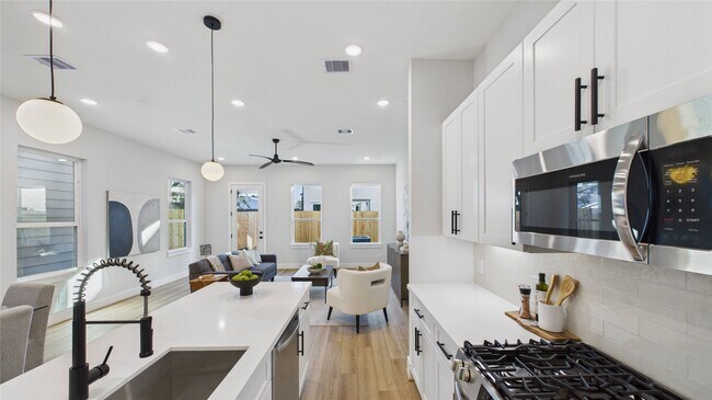 Foto del edificio - 5027 Golden Forest Dr