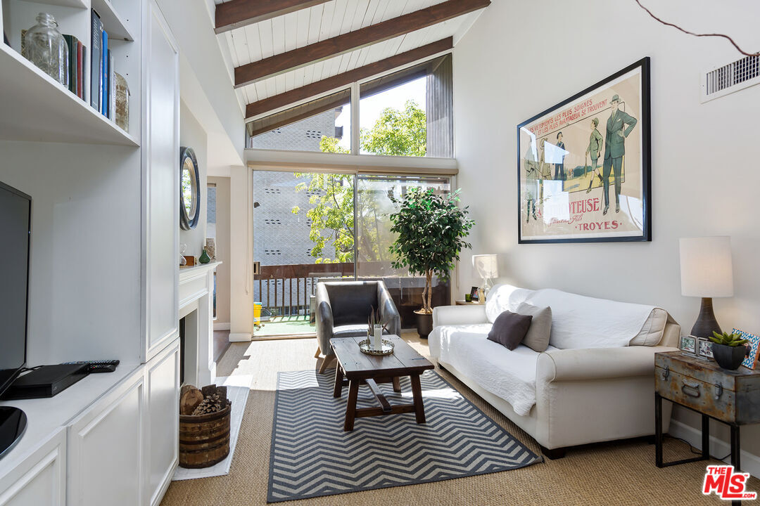 Foto principal - 1340 S Beverly Glen Blvd