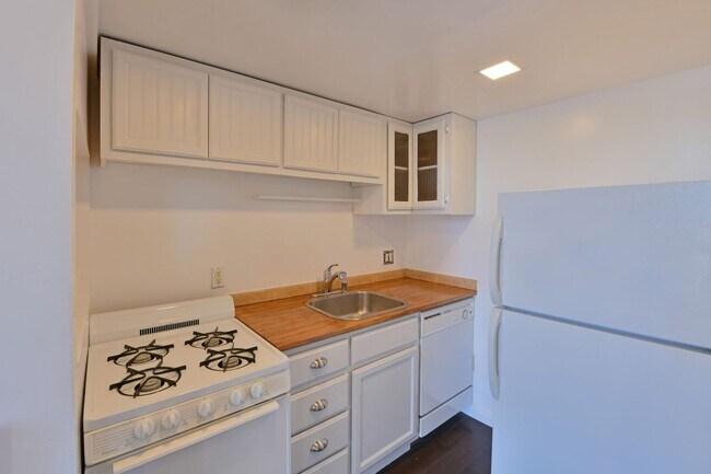 Foto del edificio - 7929 Blackburn Ave