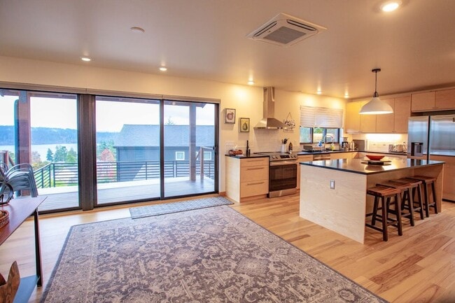 Building Photo - Stunning Holmes Harbor Home and Pet Friendly!