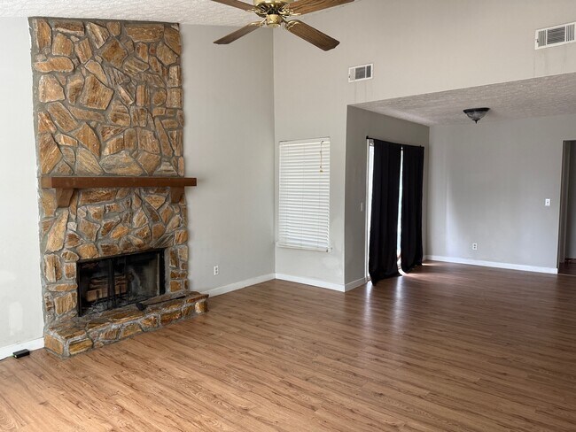 sala de estar - 255 Falcon Dr