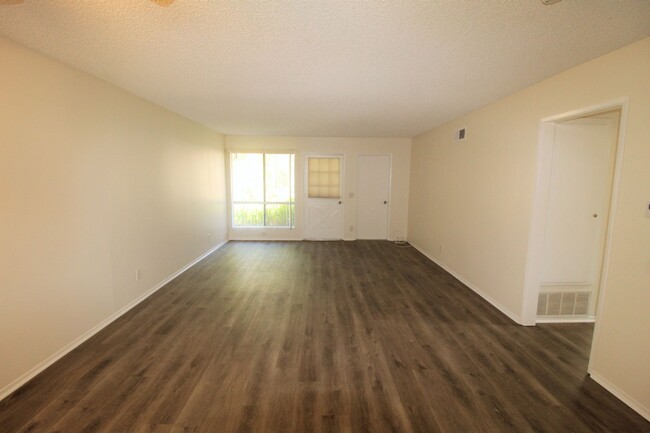 Building Photo - Duplex In Quiet East Ventura Neighborhood
