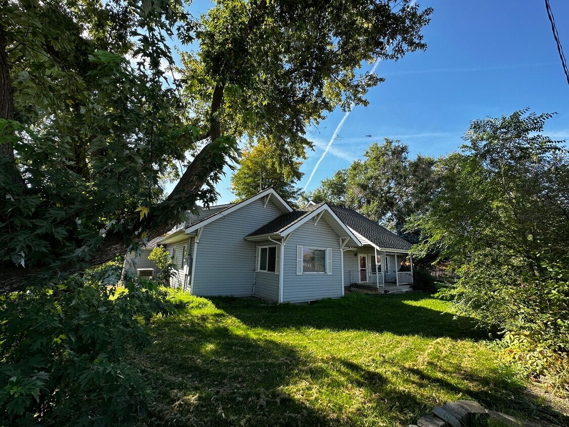 Primary Photo - Large Craftsman in the Country