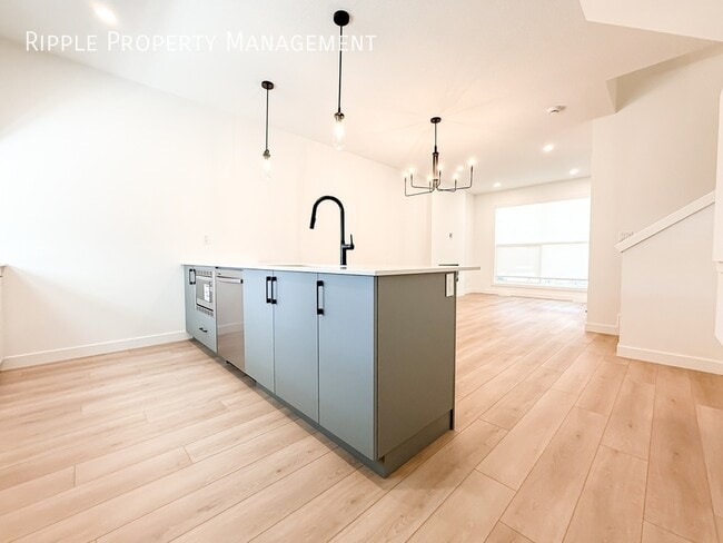 Building Photo - Modern 2 Beds, 2.5 Baths Main Floor/ Upper...