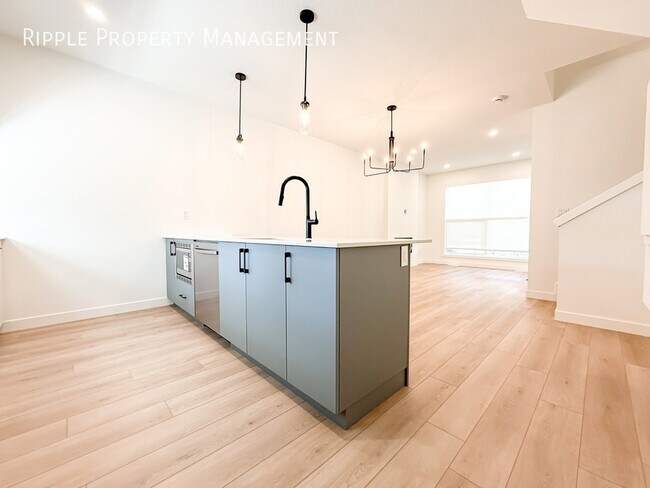 Photo du bâtiment - Modern 2 Beds, 2.5 Baths Main Floor/ Upper...
