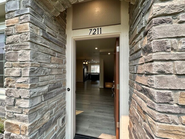Foto del edificio - Stunning 2 Bed, 2.5 Bath Craftsman Townhome with Community Amenities!