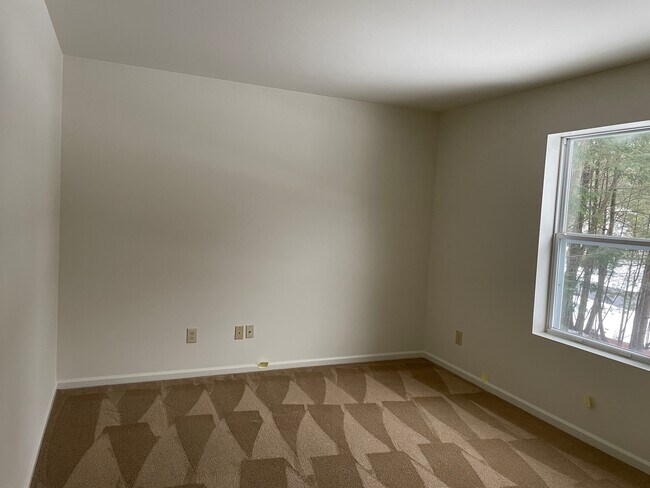 Building Photo - 33 Larkspur Dr