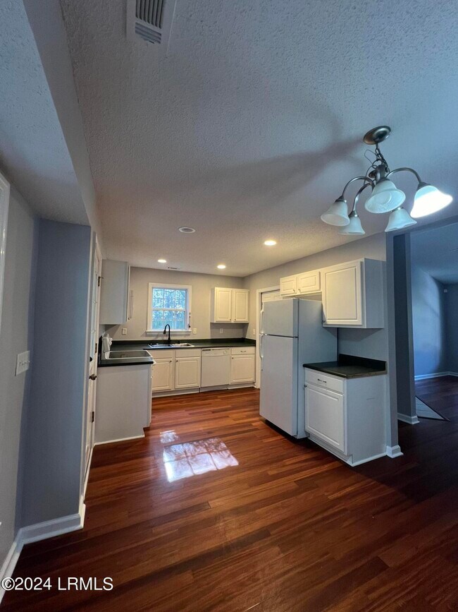 Foto del edificio - 552 Sams Point Rd