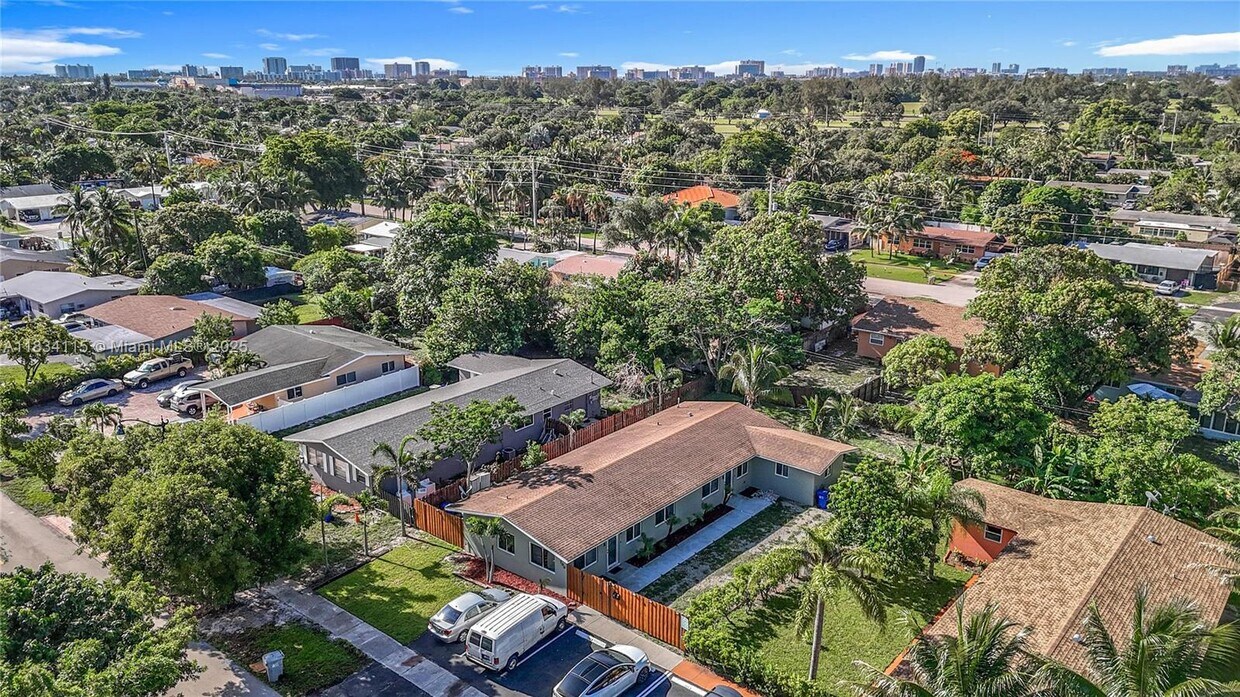 Foto principal - 700 NE 25th St