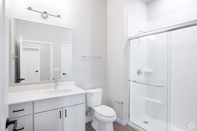 1 habitación, 1 baño - 832 pies cuadrados - Baño - Glenwood Station