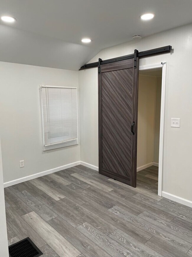 Foto del edificio - 3 Bedroom, 1 Bath Farmhouse Jamesville-DeWitt School