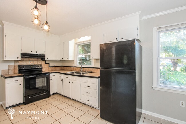 Building Photo - 111 Point Cir