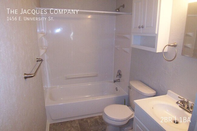 Building Photo - Very Nice 2 Bedroom In Great Neighborhood