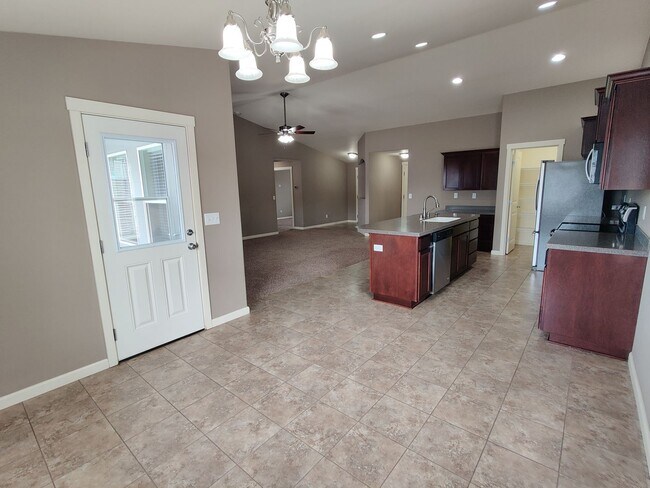 Building Photo - Great West Richland Location