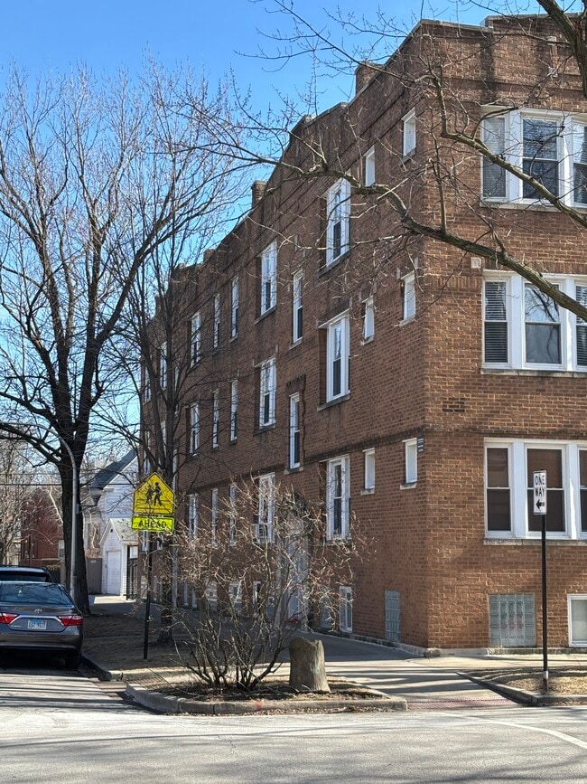 Building Photo - 3021 W Cullom Ave