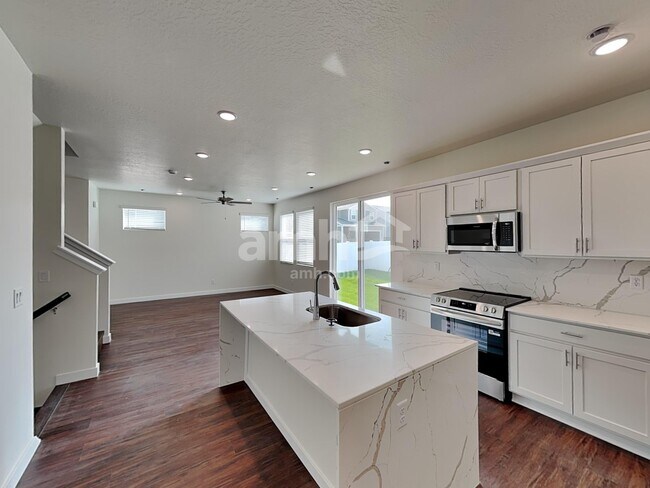 Building Photo - 8972 Royal Ln