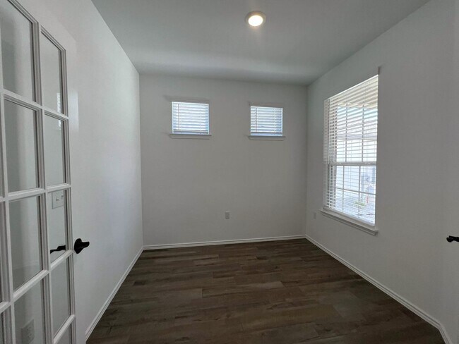 Foto del edificio - 700 Livewater Ln