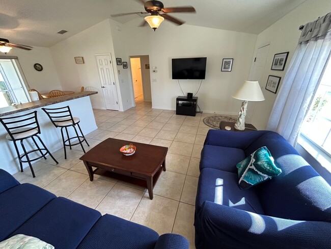 Building Photo - Triplex unit for rent-Fully furnished